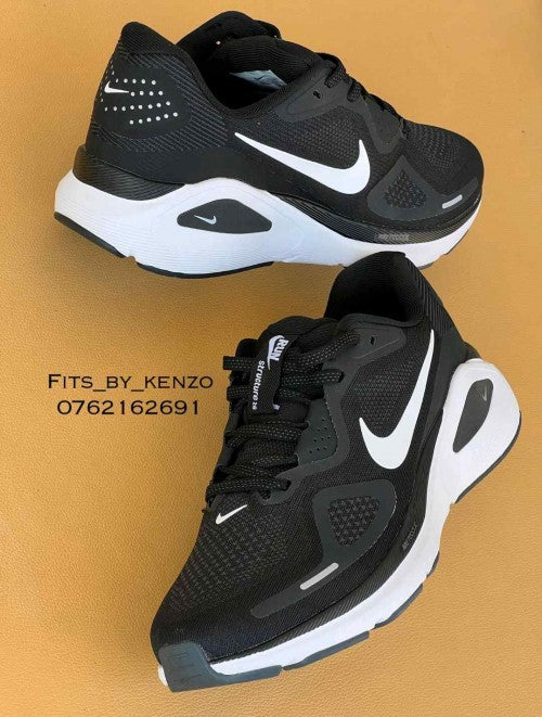 Nikee Running Structure 26 trainers in black and white