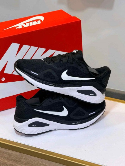 Nikee Running Structure 26 trainers in black and white